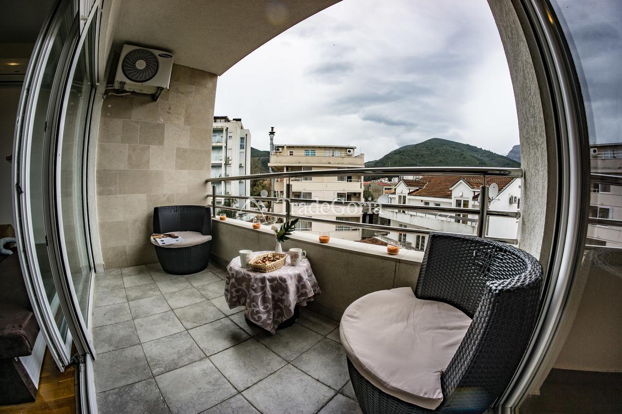 For rent in season spacious studio in Budva.