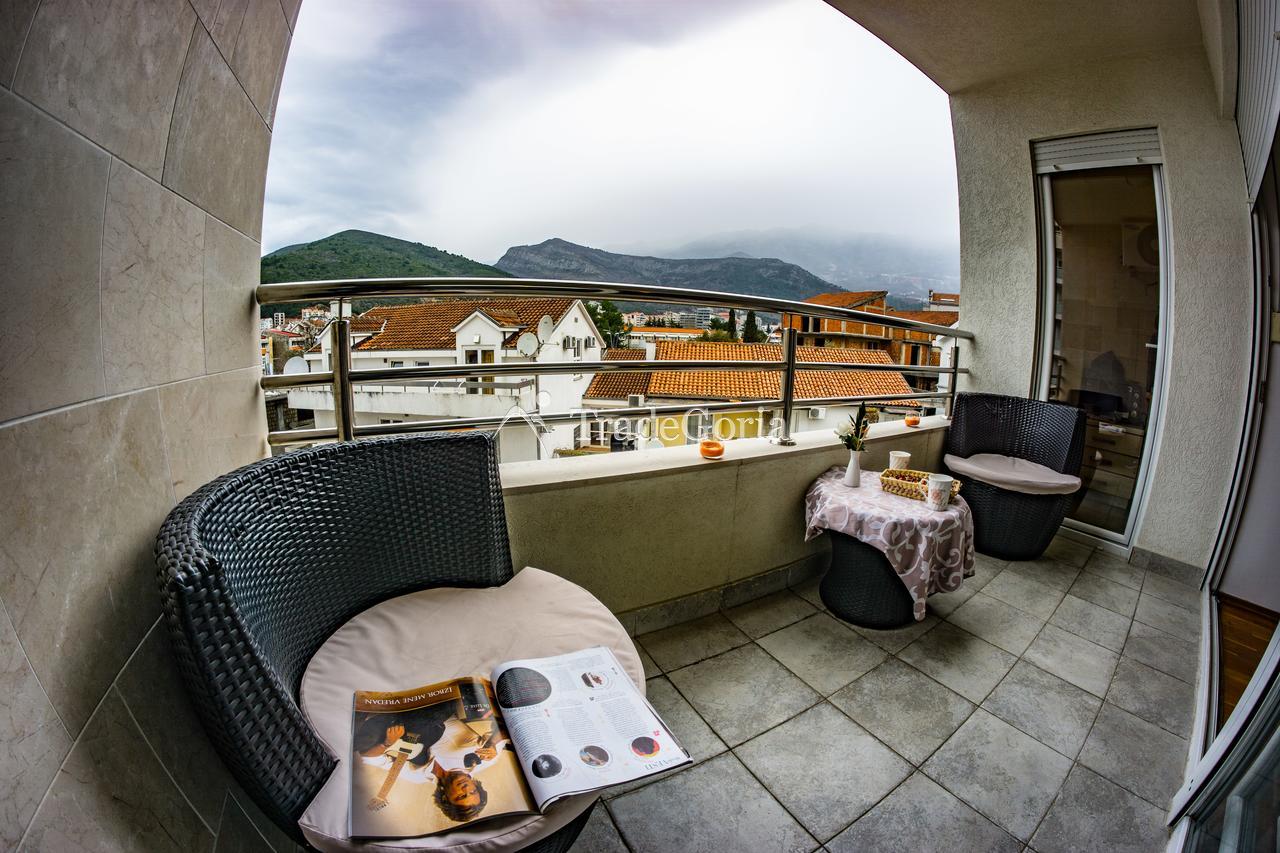 For rent in season spacious studio in Budva.