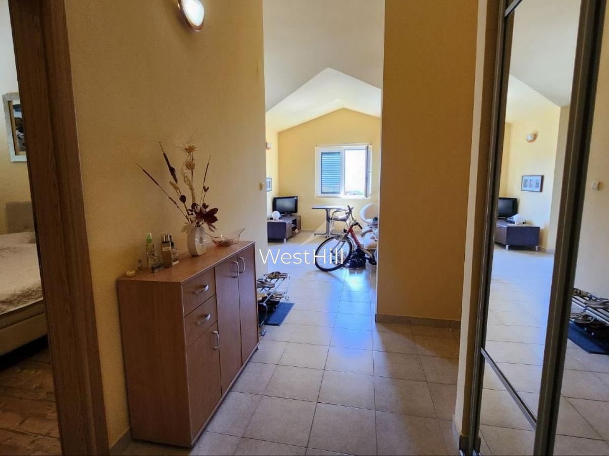 Sea-view apartment in Djenovici, near Porto Novi