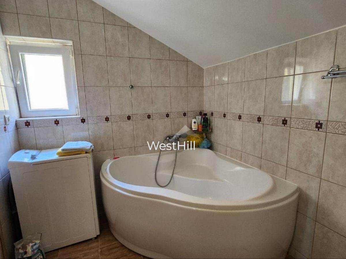 Sea-view apartment in Djenovici, near Porto Novi
