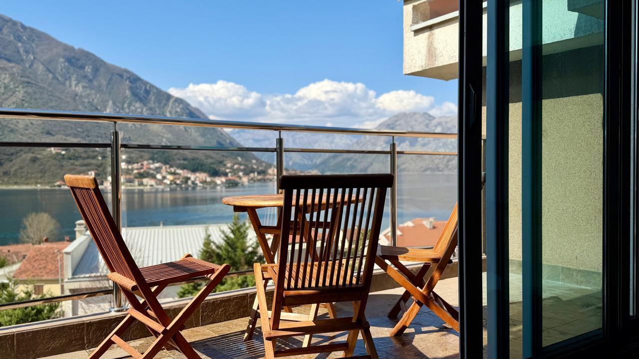 Apartman sa 2 spavaće sobe od 60m2 sa pogledom na more, Dobrota, Kotor