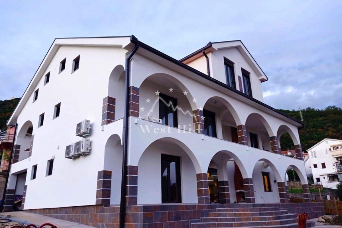 Moderna vila blizu centra Igala sa panoramskim pogledom na more