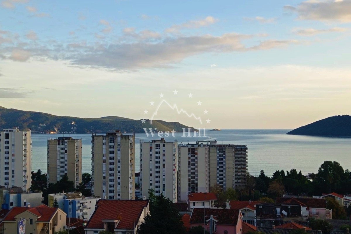 Moderna vila blizu centra Igala sa panoramskim pogledom na more