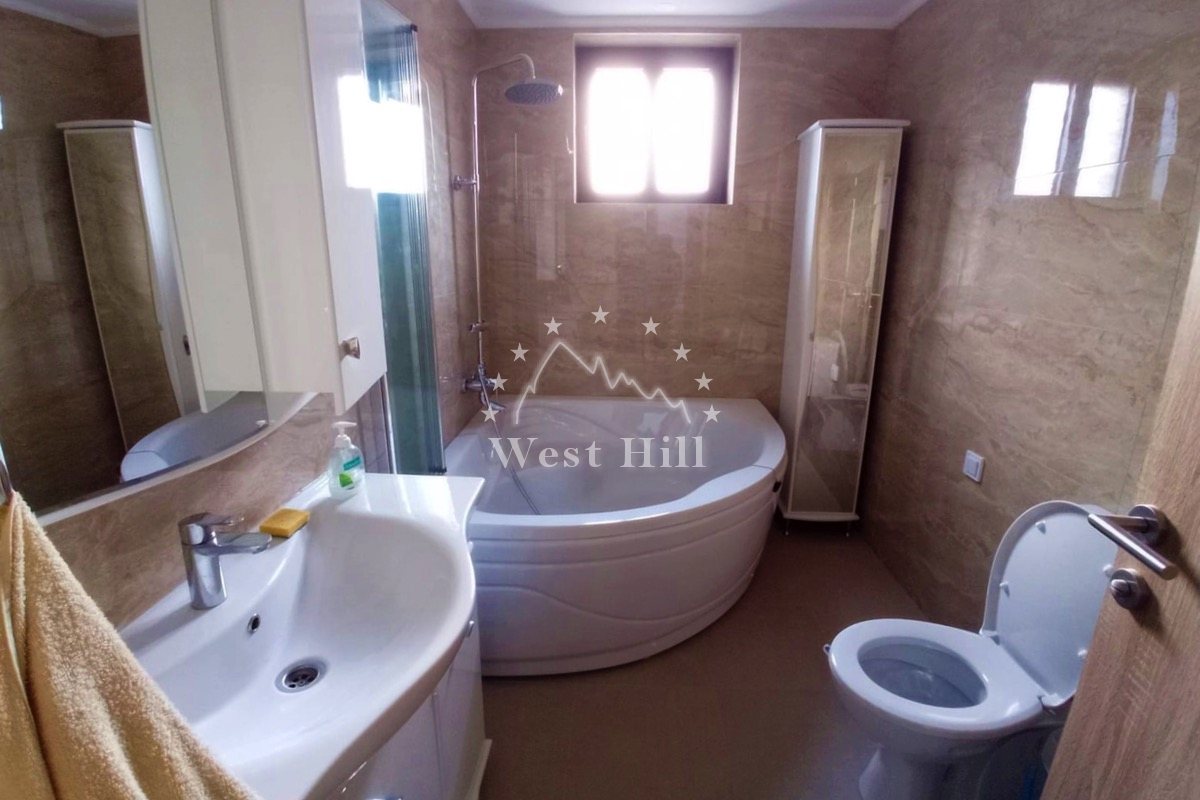 Moderna vila blizu centra Igala sa panoramskim pogledom na more