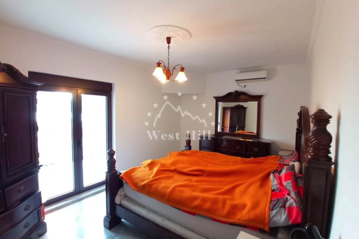 Moderna vila blizu centra Igala sa panoramskim pogledom na more