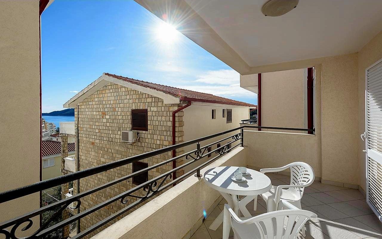 Saisonale 1-Zimmer-Wohnung mit Meerblick in Becici (Budva)