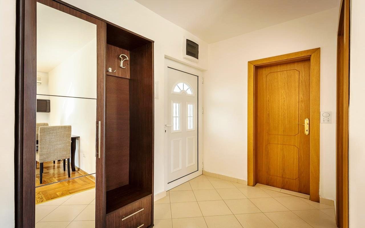Saisonale 1-Zimmer-Wohnung mit Meerblick in Becici (Budva)