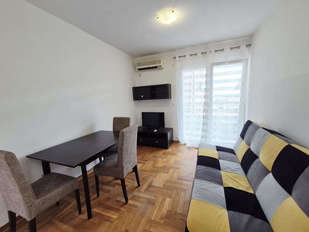 Saisonale 1-Zimmer-Wohnung mit Meerblick in Becici (Budva)