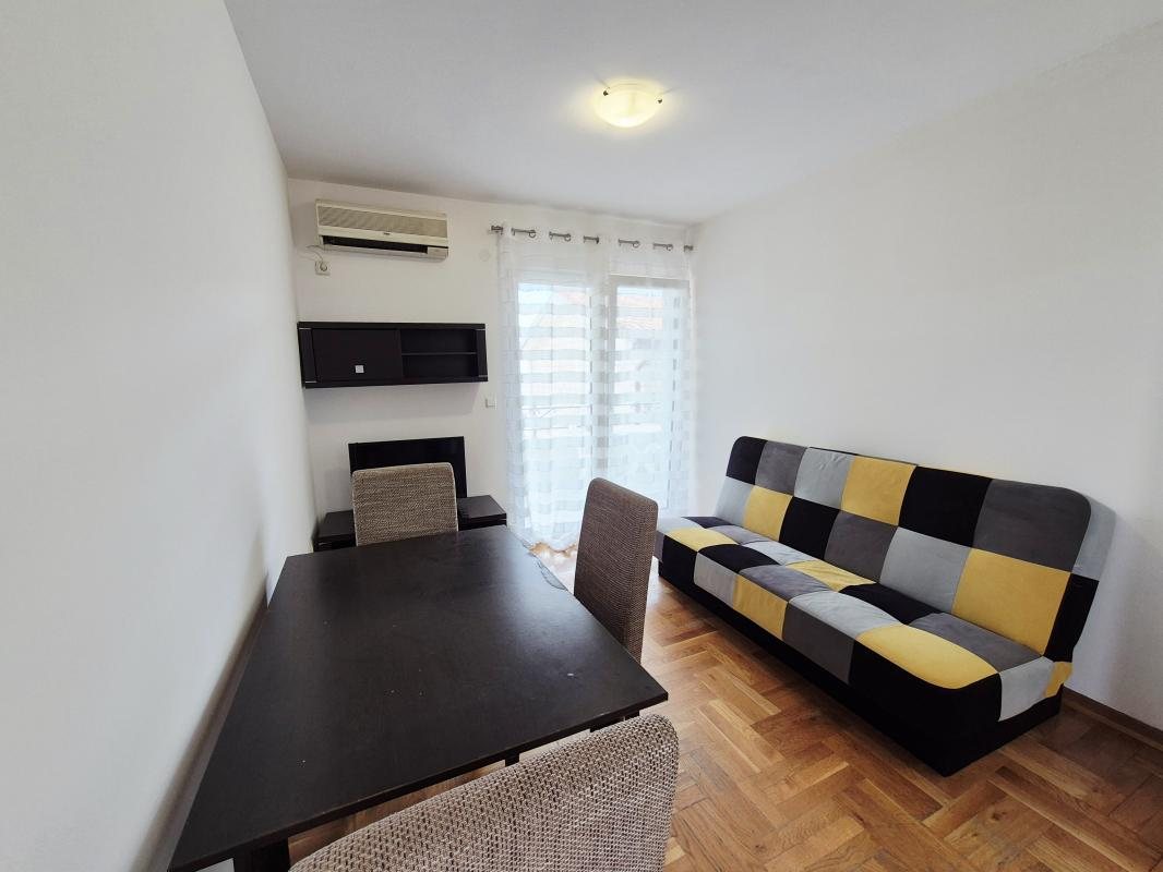 Saisonale 1-Zimmer-Wohnung mit Meerblick in Becici (Budva)