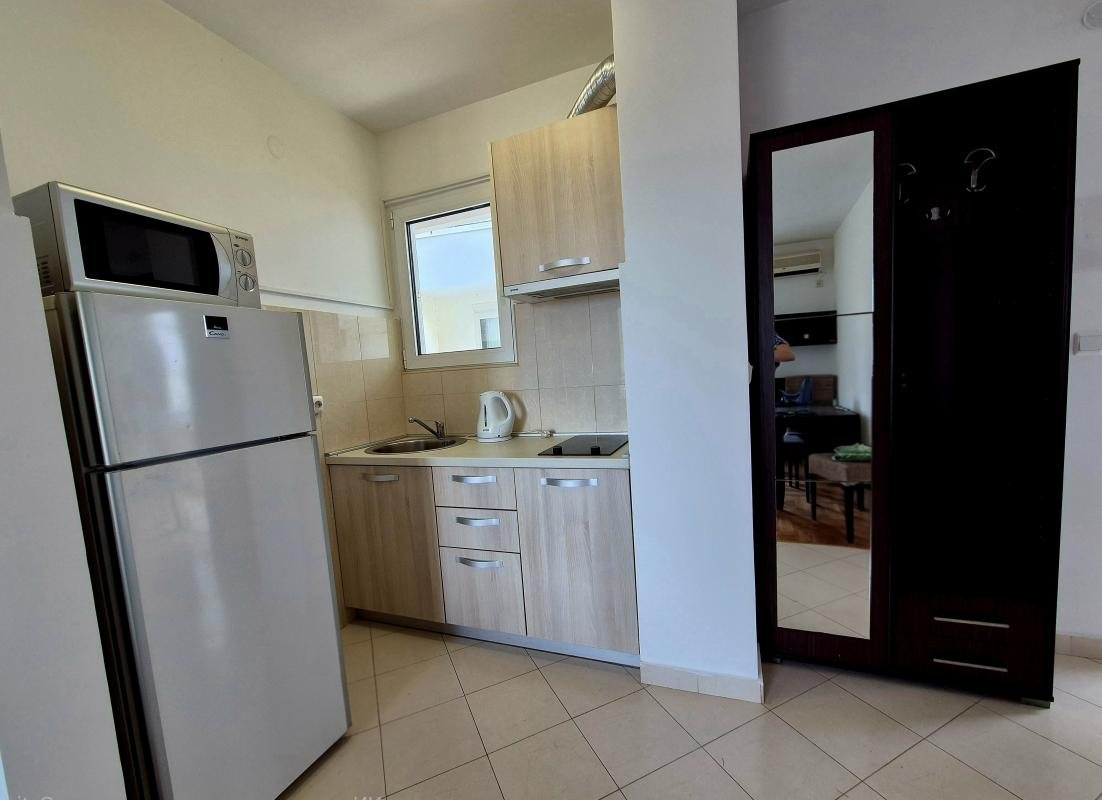 Saisonale 1-Zimmer-Wohnung mit Meerblick in Becici (Budva)