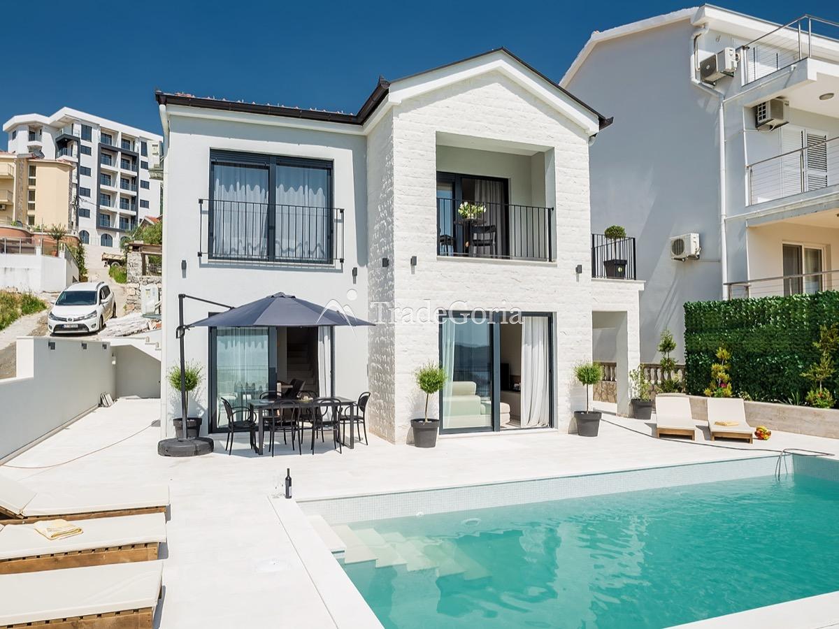 Moderan vila sa bazenom u Bečićima - 550.000 evra