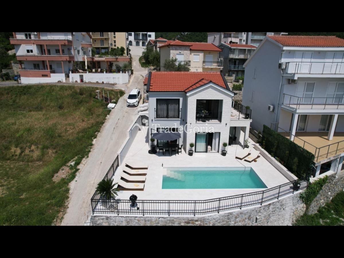 Moderan vila sa bazenom u Bečićima - 550.000 evra