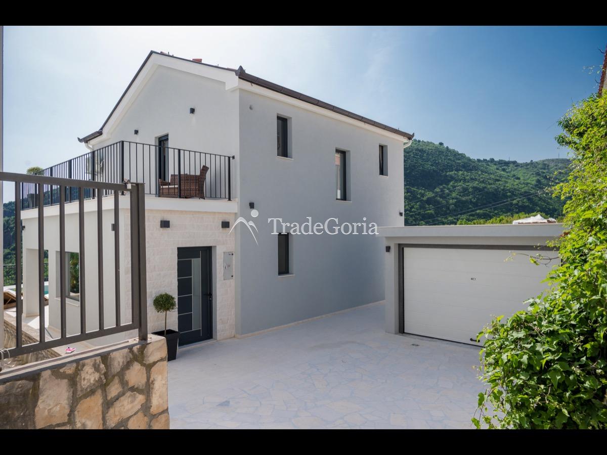 Moderan vila sa bazenom u Bečićima - 550.000 evra