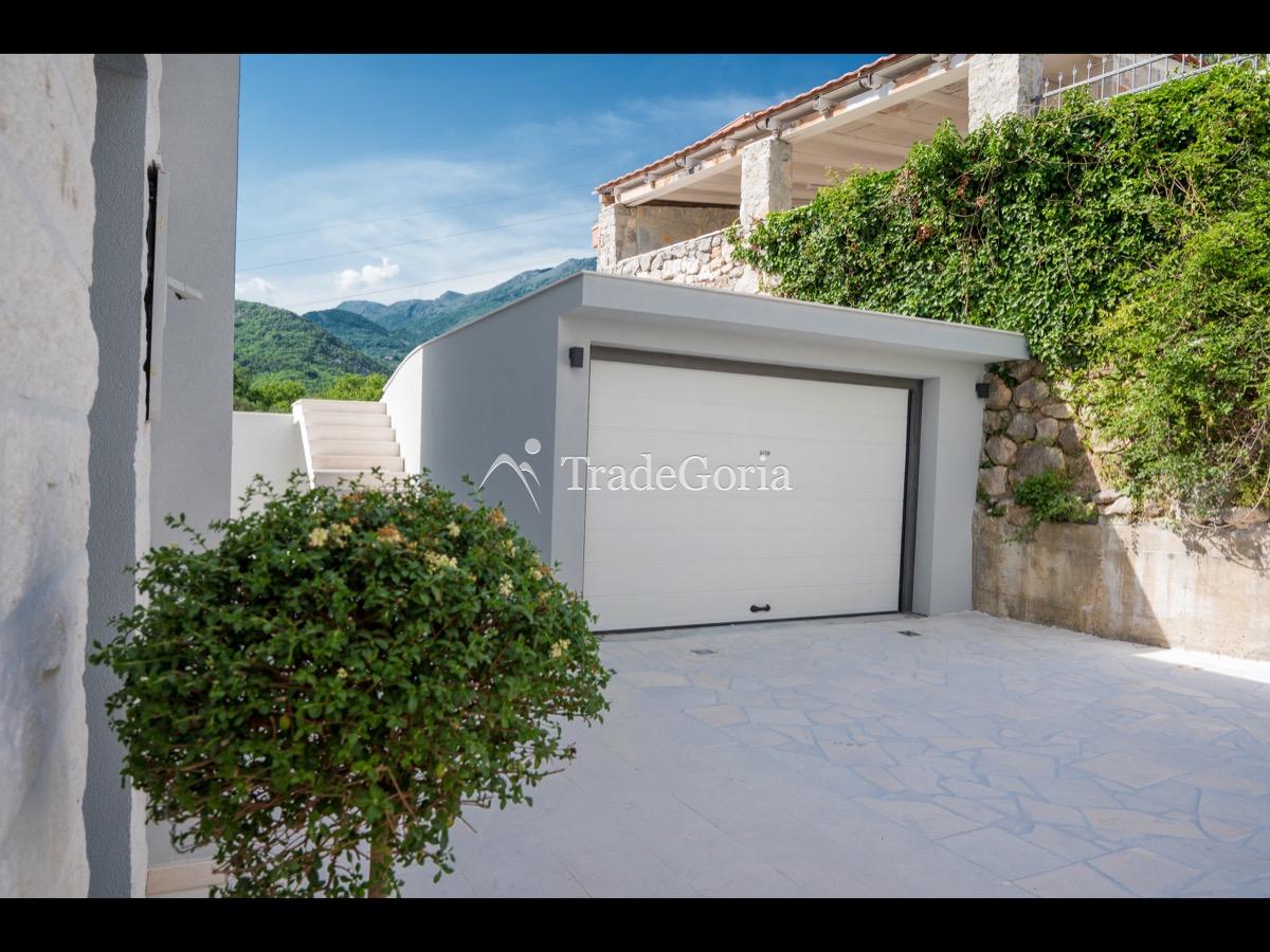 Moderan vila sa bazenom u Bečićima - 550.000 evra