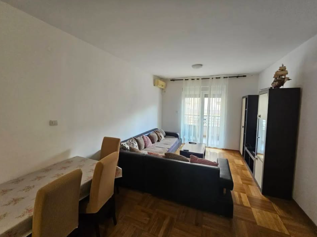 Spacious 2 bedroom apartment for sale in the Rozino area.