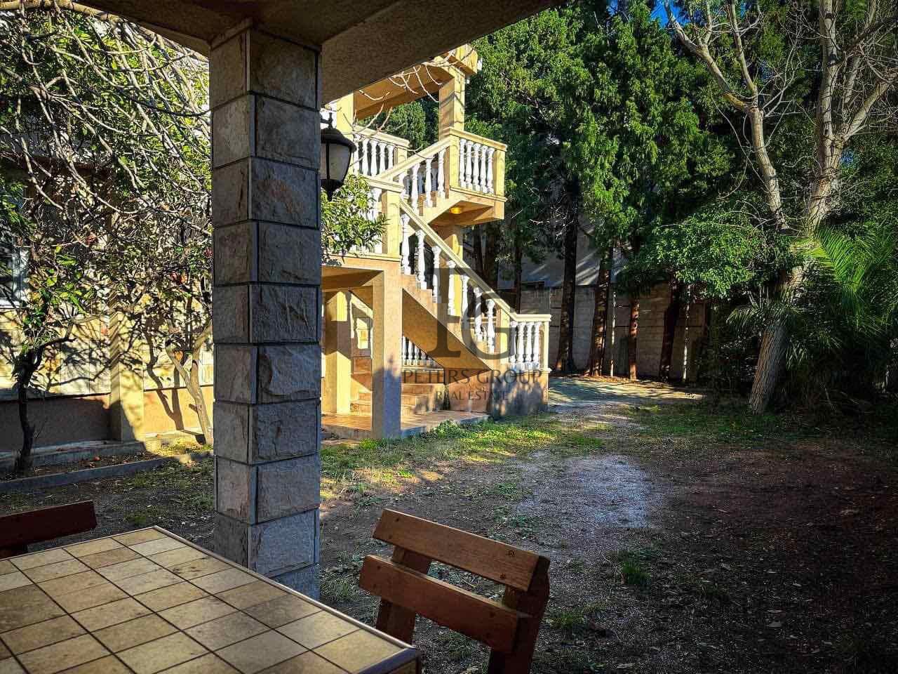 Spacious 5-bedroom house for sale in Sutomore.