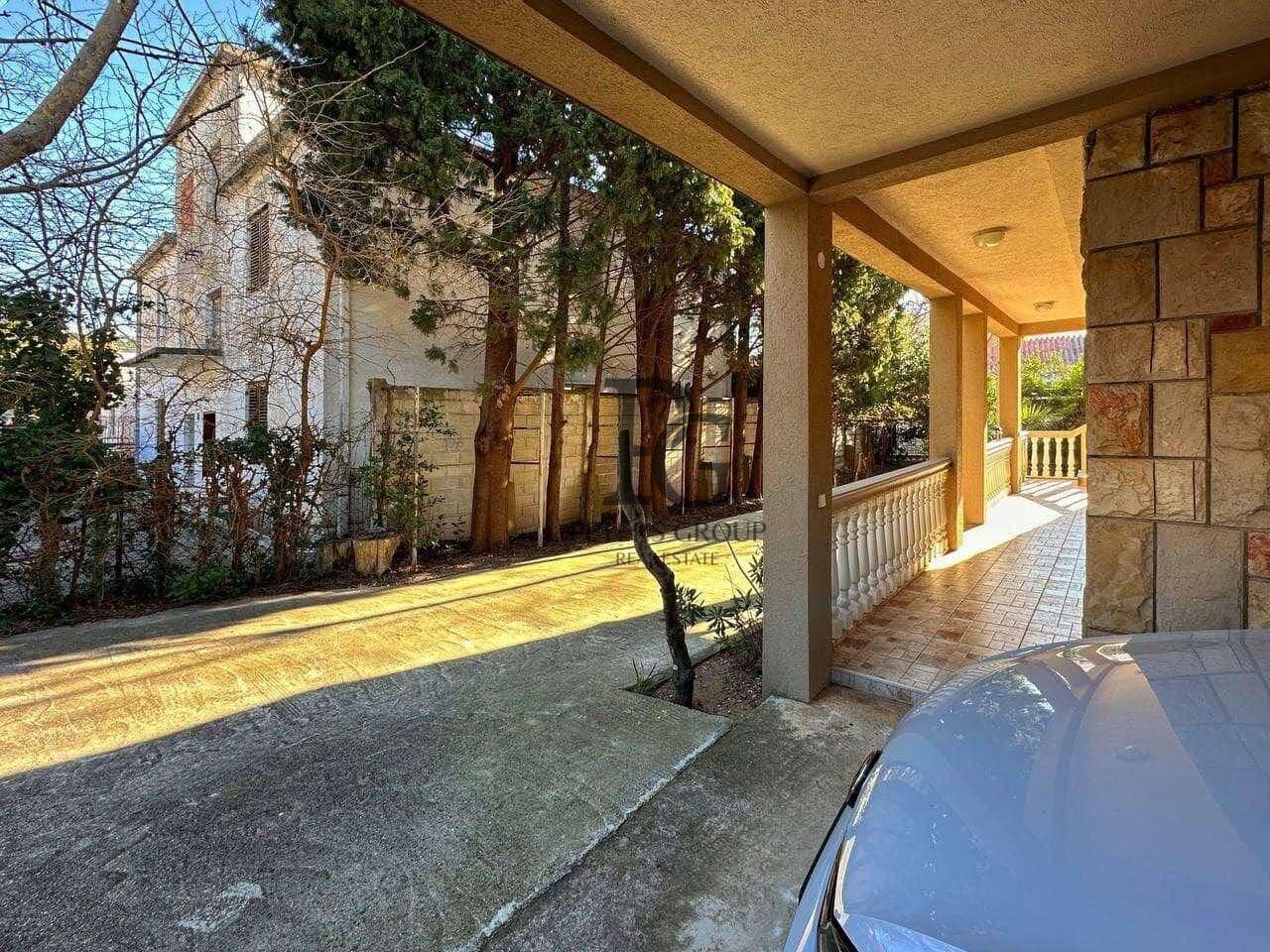 Spacious 5-bedroom house for sale in Sutomore.