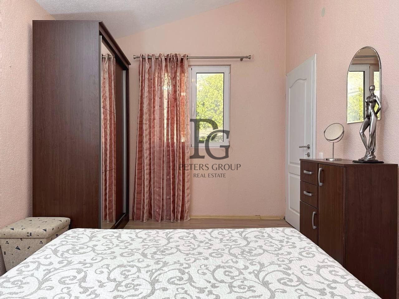 Spacious 5-bedroom house for sale in Sutomore.