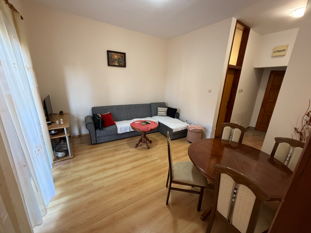 Geräumige 2-Zimmer-Wohnung mit Terrassen, 5 Min. zum Meer, Baošići