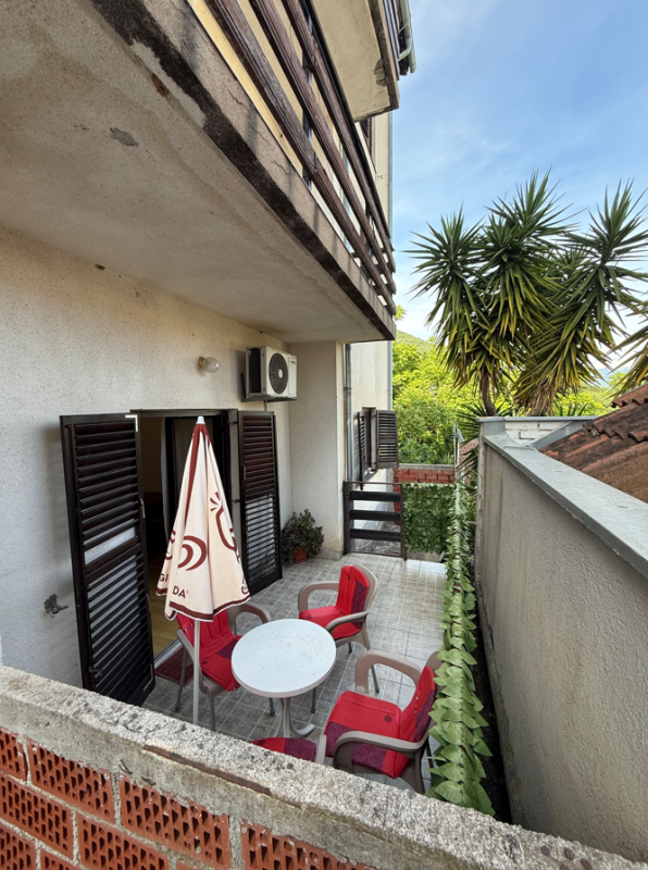 Geräumige 2-Zimmer-Wohnung mit Terrassen, 5 Min. zum Meer, Baošići