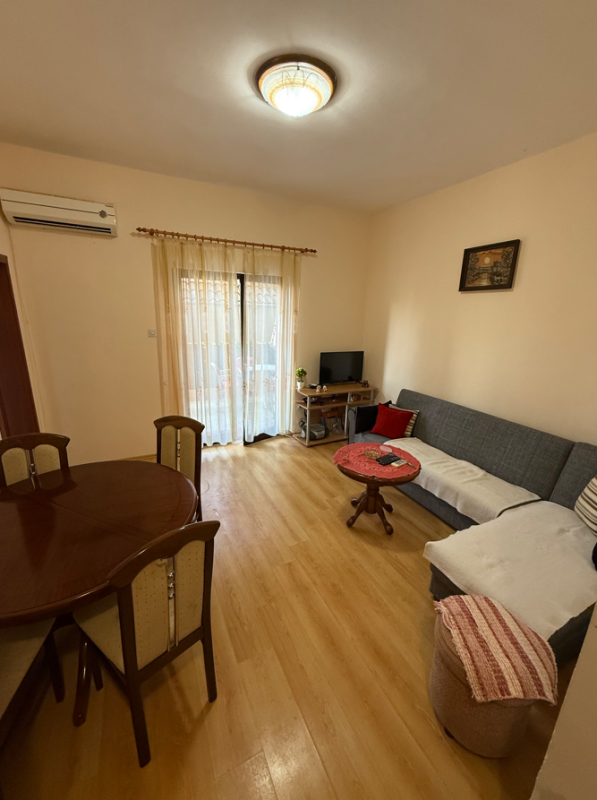 Geräumige 2-Zimmer-Wohnung mit Terrassen, 5 Min. zum Meer, Baošići