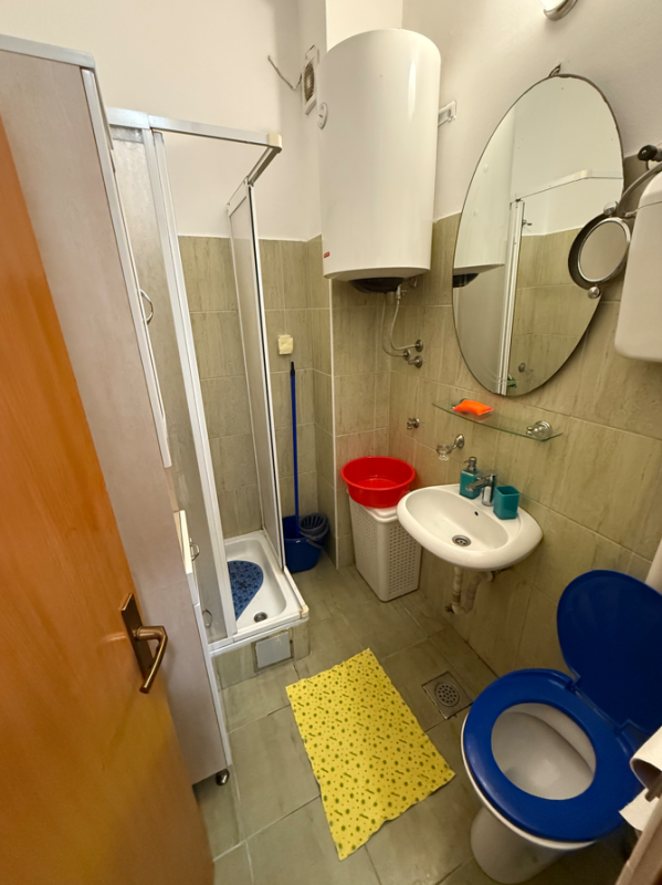 Geräumige 2-Zimmer-Wohnung mit Terrassen, 5 Min. zum Meer, Baošići