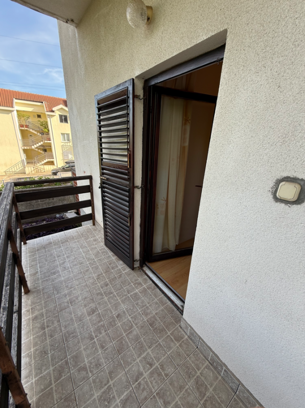 Geräumige 2-Zimmer-Wohnung mit Terrassen, 5 Min. zum Meer, Baošići