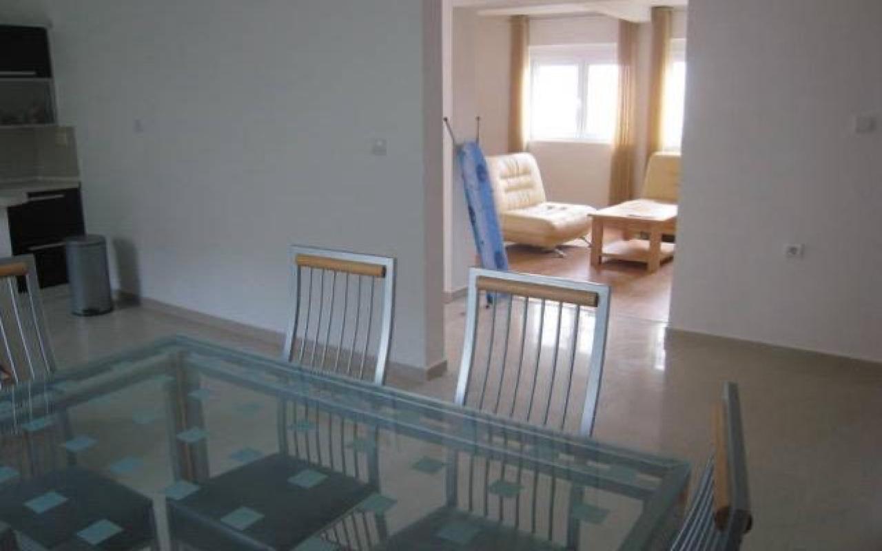 Prostrani apartman u Petrovcu