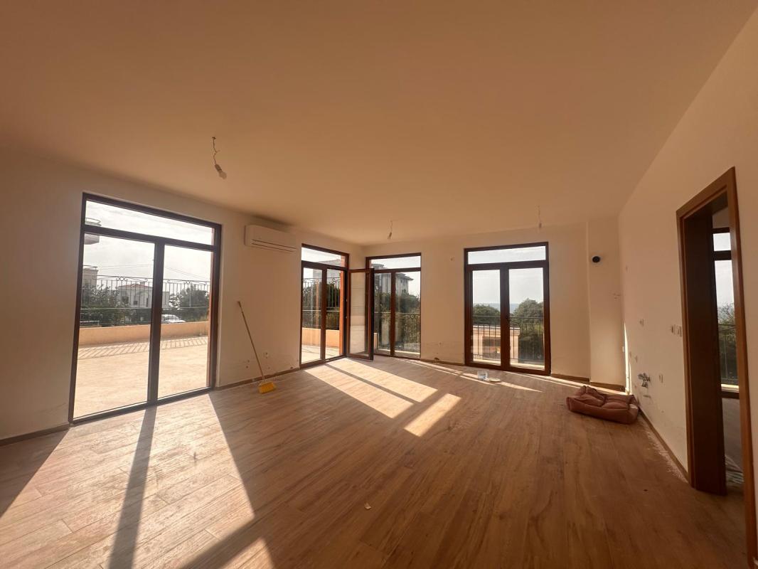 Prostrani apartman sa velikom terasom pored mora — Dobra Voda, Bar