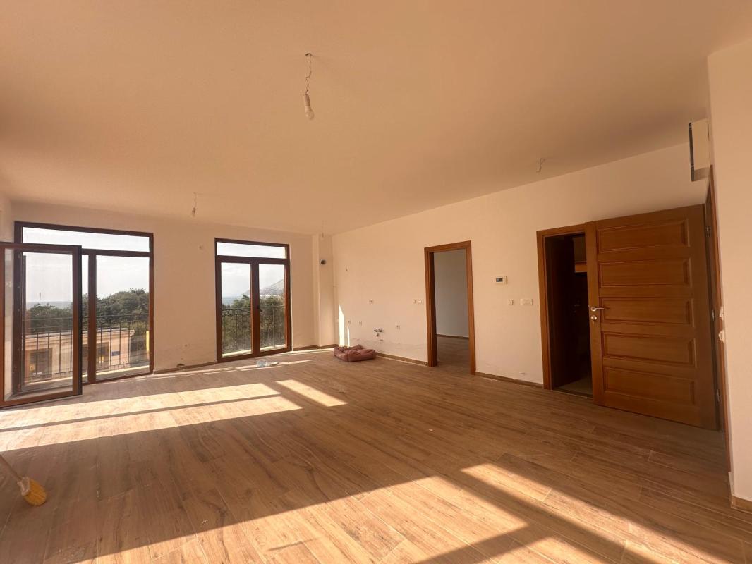 Prostrani apartman sa velikom terasom pored mora — Dobra Voda, Bar