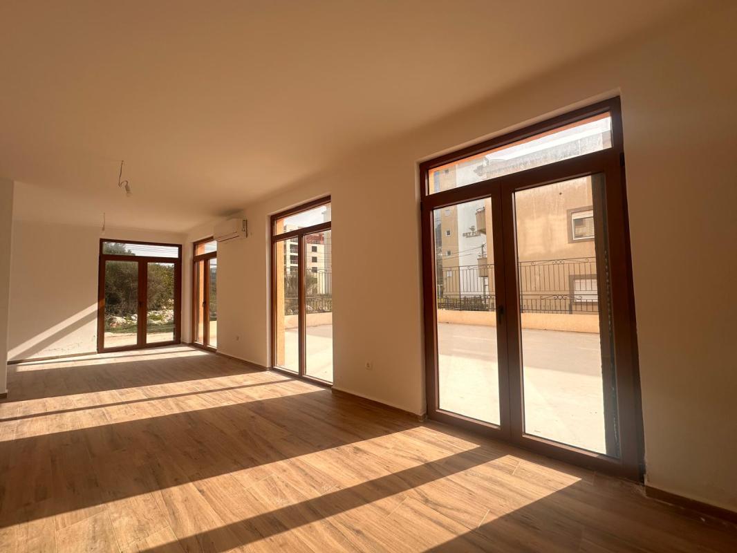 Prostrani apartman sa velikom terasom pored mora — Dobra Voda, Bar