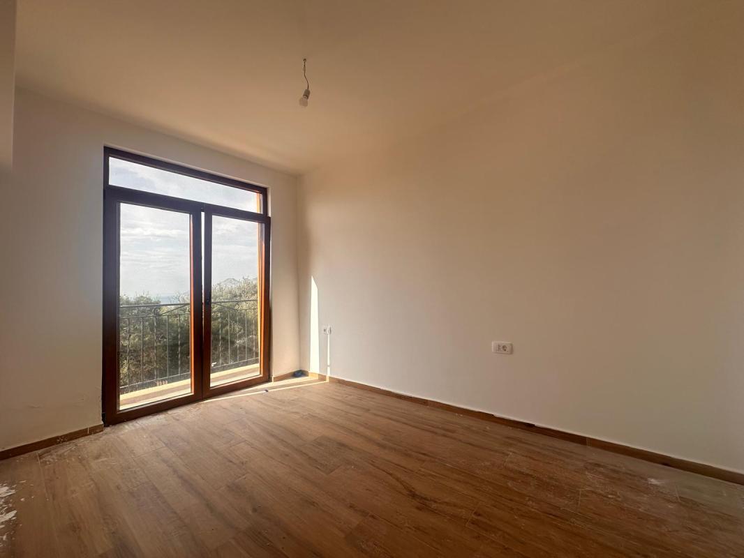 Prostrani apartman sa velikom terasom pored mora — Dobra Voda, Bar