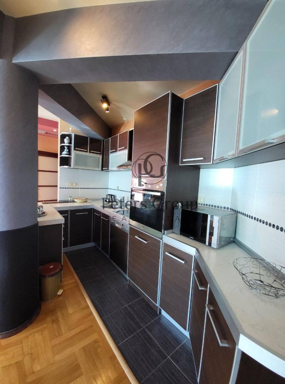 Geräumige Drei-Zimmer-Wohnung zum Verkauf in der Nähe des Busbahnhofs in Budva.