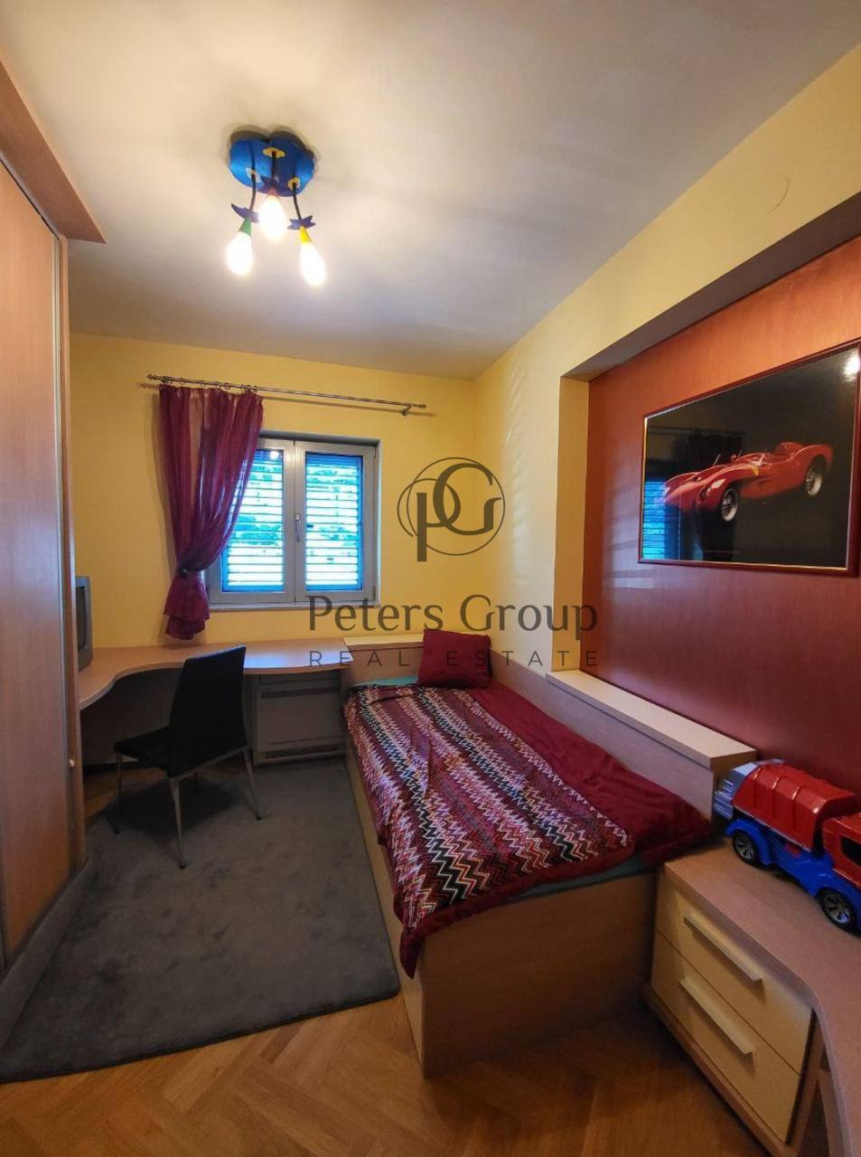 Geräumige Drei-Zimmer-Wohnung zum Verkauf in der Nähe des Busbahnhofs in Budva.
