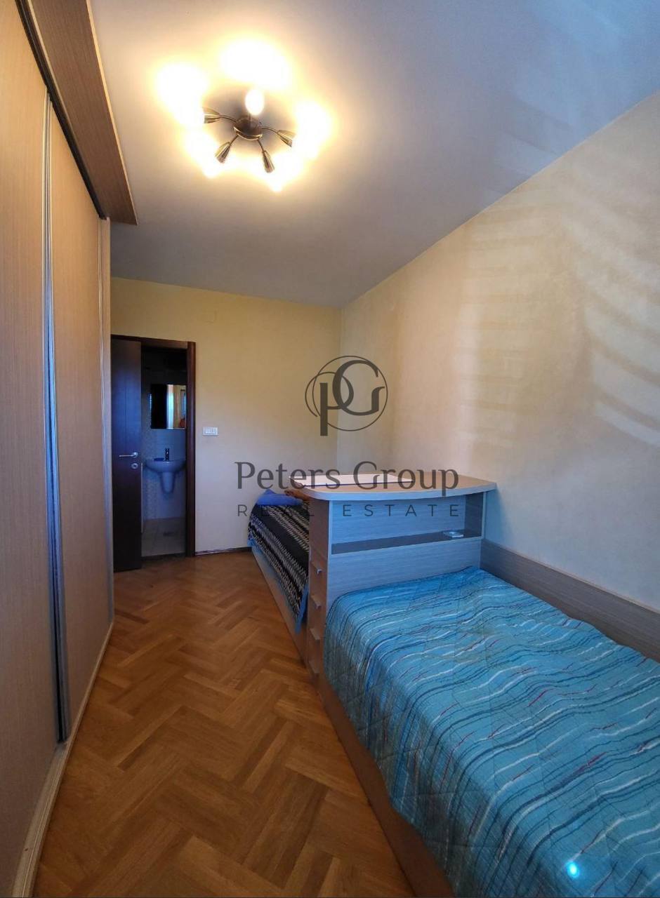 Geräumige Drei-Zimmer-Wohnung zum Verkauf in der Nähe des Busbahnhofs in Budva.