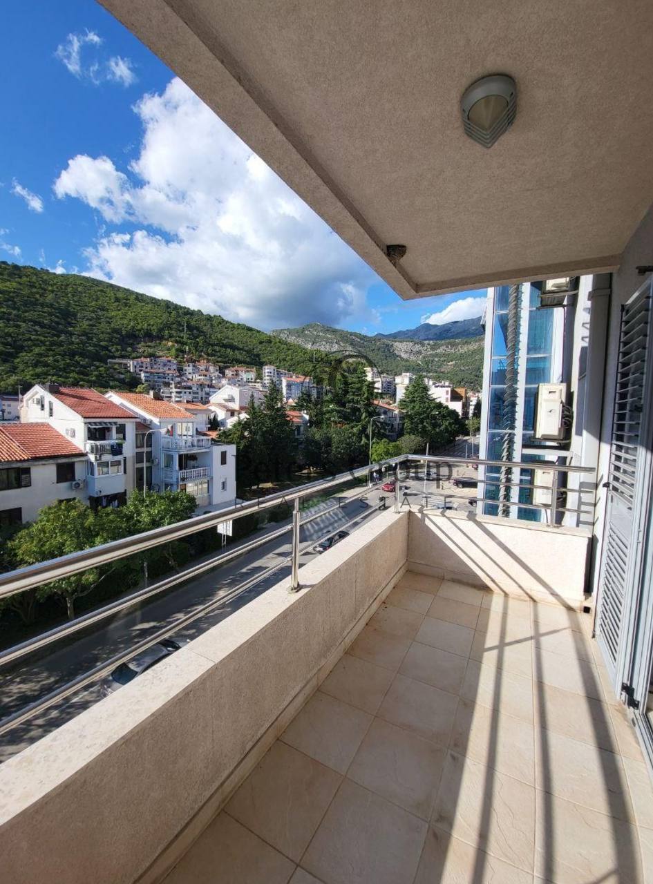 Geräumige Drei-Zimmer-Wohnung zum Verkauf in der Nähe des Busbahnhofs in Budva.