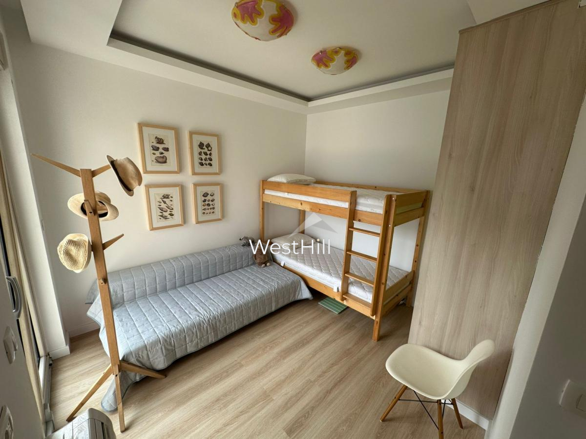 Geräumige 3-Zimmer-Wohnung mit Panorama-Meerblick in Kostanjica