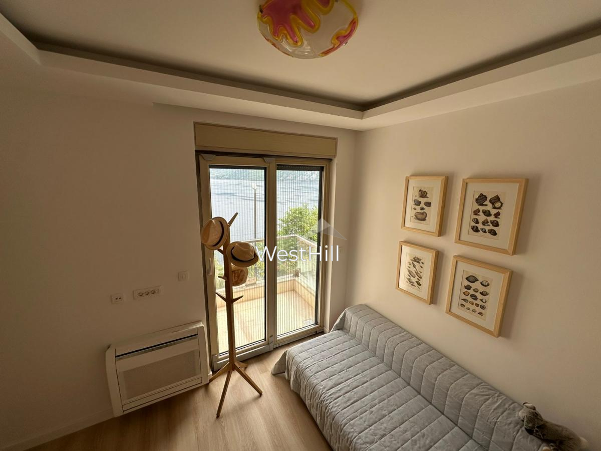 Geräumige 3-Zimmer-Wohnung mit Panorama-Meerblick in Kostanjica