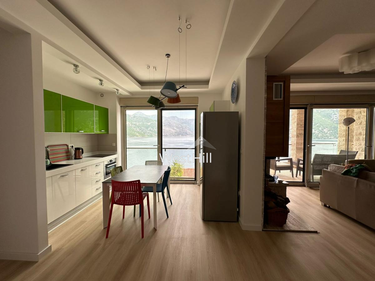 Geräumige 3-Zimmer-Wohnung mit Panorama-Meerblick in Kostanjica