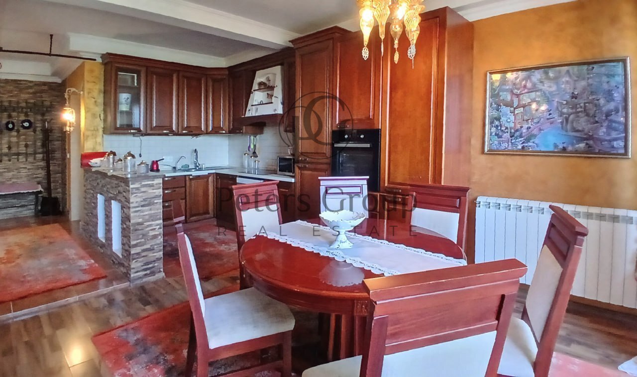 Просторный трехуровневый дом с видом на море в продаже в прибрежном пригороде Бара.