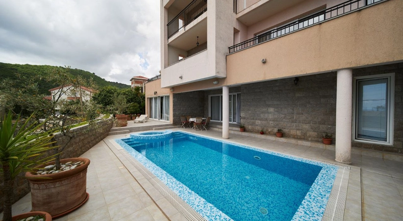 Großzügige Villa, 495 m², Becici, Ivanovici