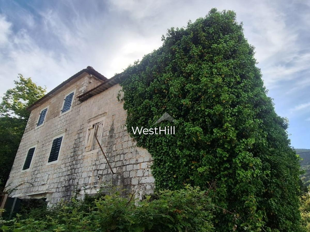 Stone house for renovation in Kamenari, Herceg Novi
