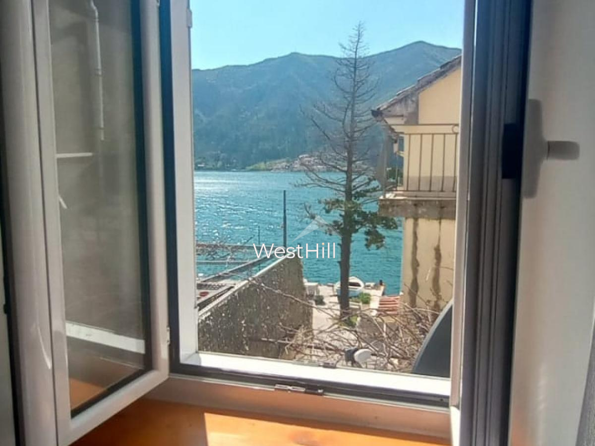 Steinhaus an der Uferpromenade in Dobrota (Kotor) mit privatem Pier