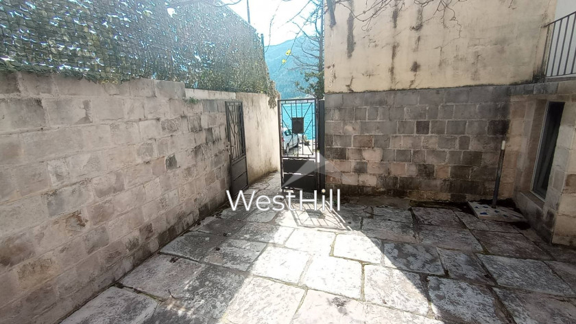 Steinhaus an der Uferpromenade in Dobrota (Kotor) mit privatem Pier