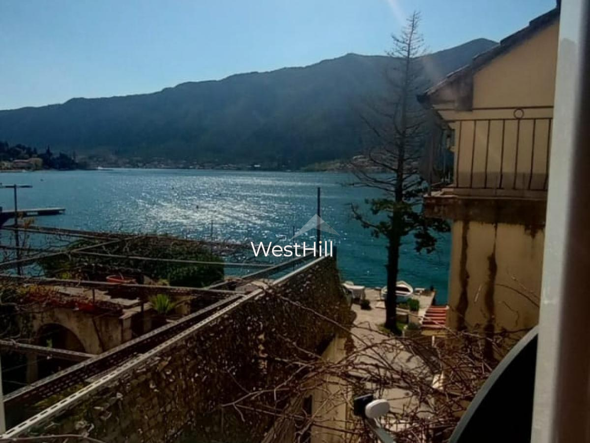 Steinhaus an der Uferpromenade in Dobrota (Kotor) mit privatem Pier