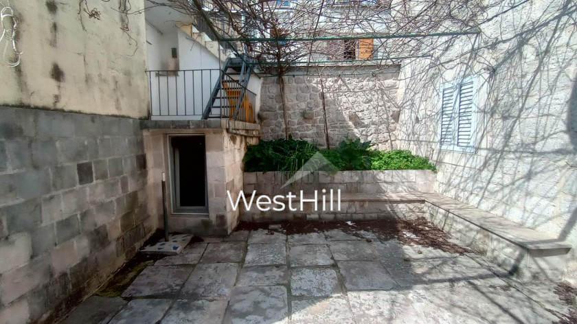Steinhaus an der Uferpromenade in Dobrota (Kotor) mit privatem Pier