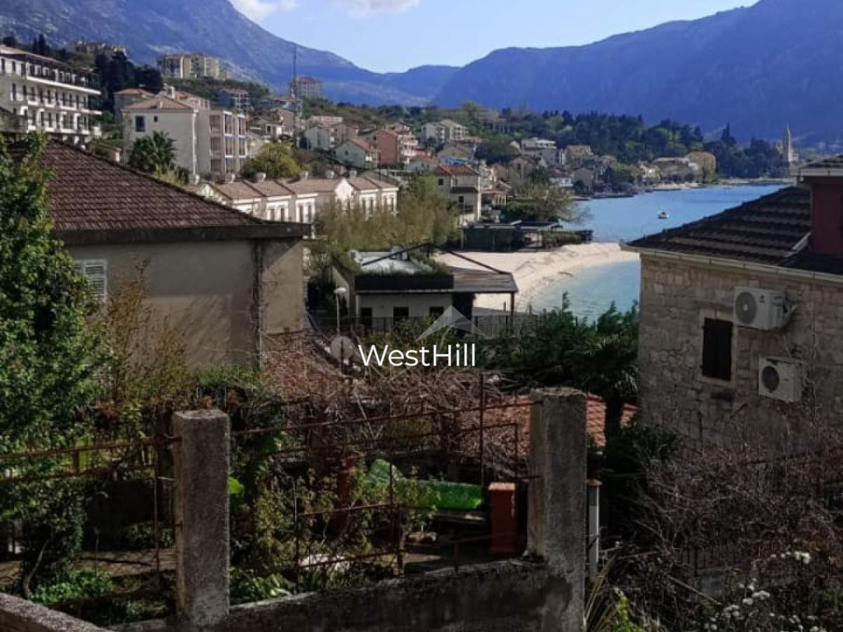 Steinhaus an der Uferpromenade in Dobrota (Kotor) mit privatem Pier