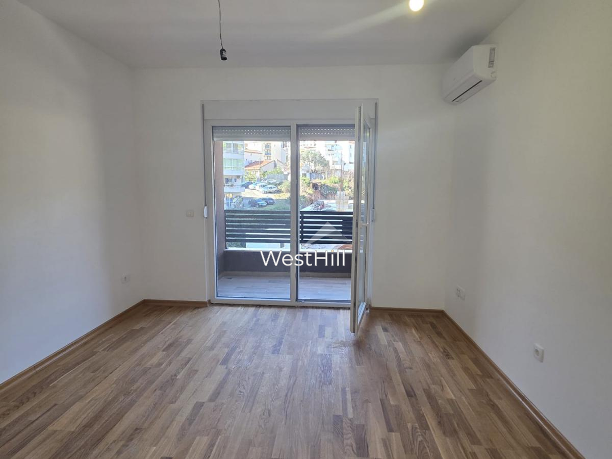 Garsonjera u Budvi, Podkošljun