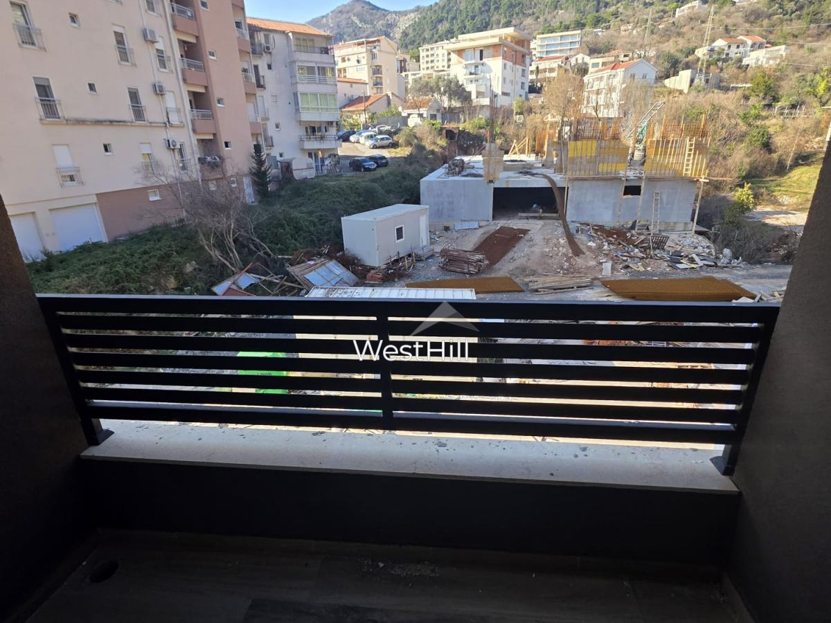 Garsonjera u Budvi, Podkošljun