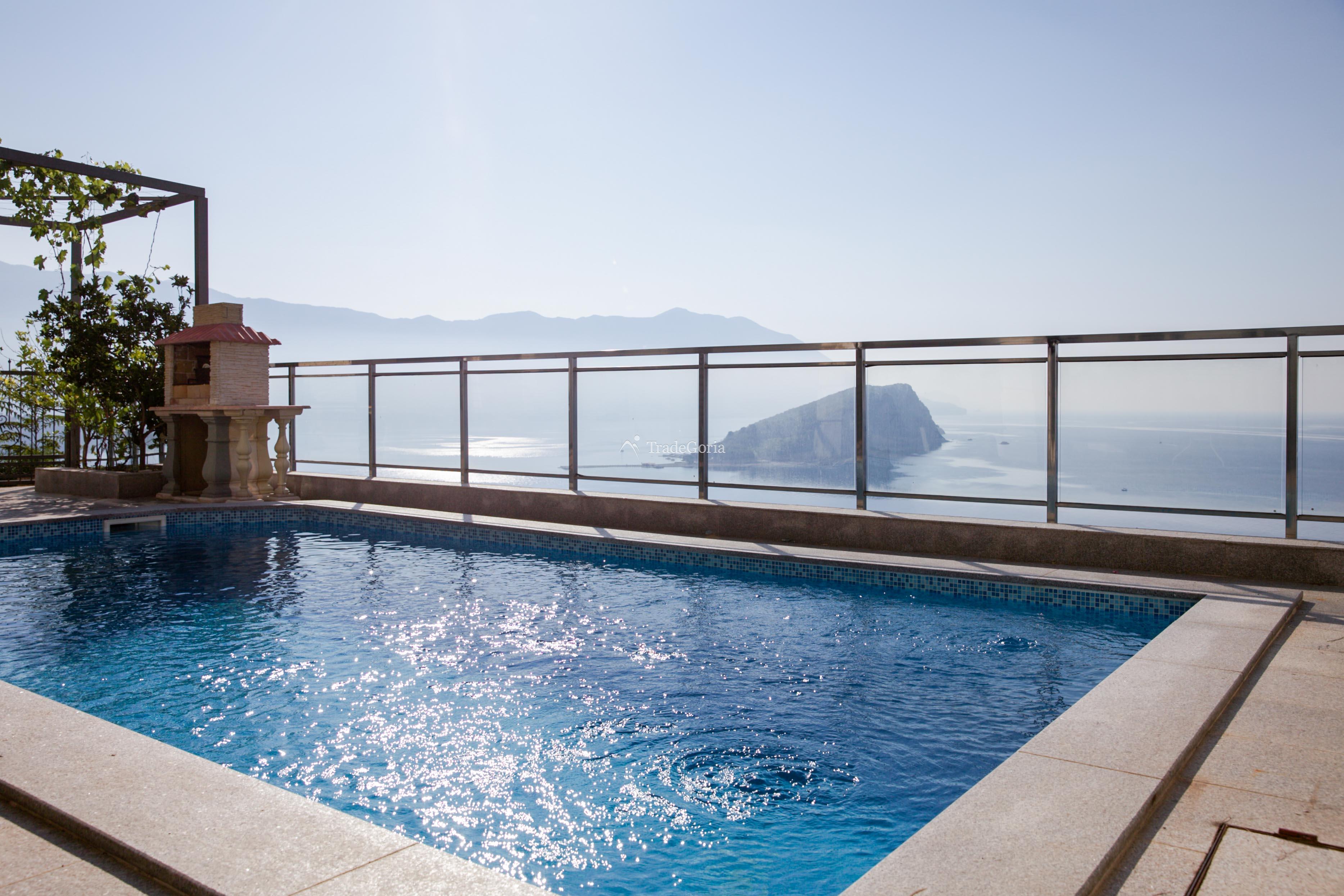 Townhouse with Pool in Vidikovac Budva
